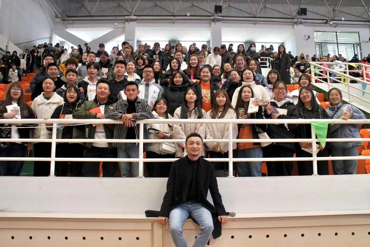 央视著名主持人尼格买提走进鸿德,与师生分享成长历程
