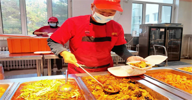 鸿德餐厅的叔叔阿姨：“饭菜不涨价，打饭手不抖，供应有保障！”